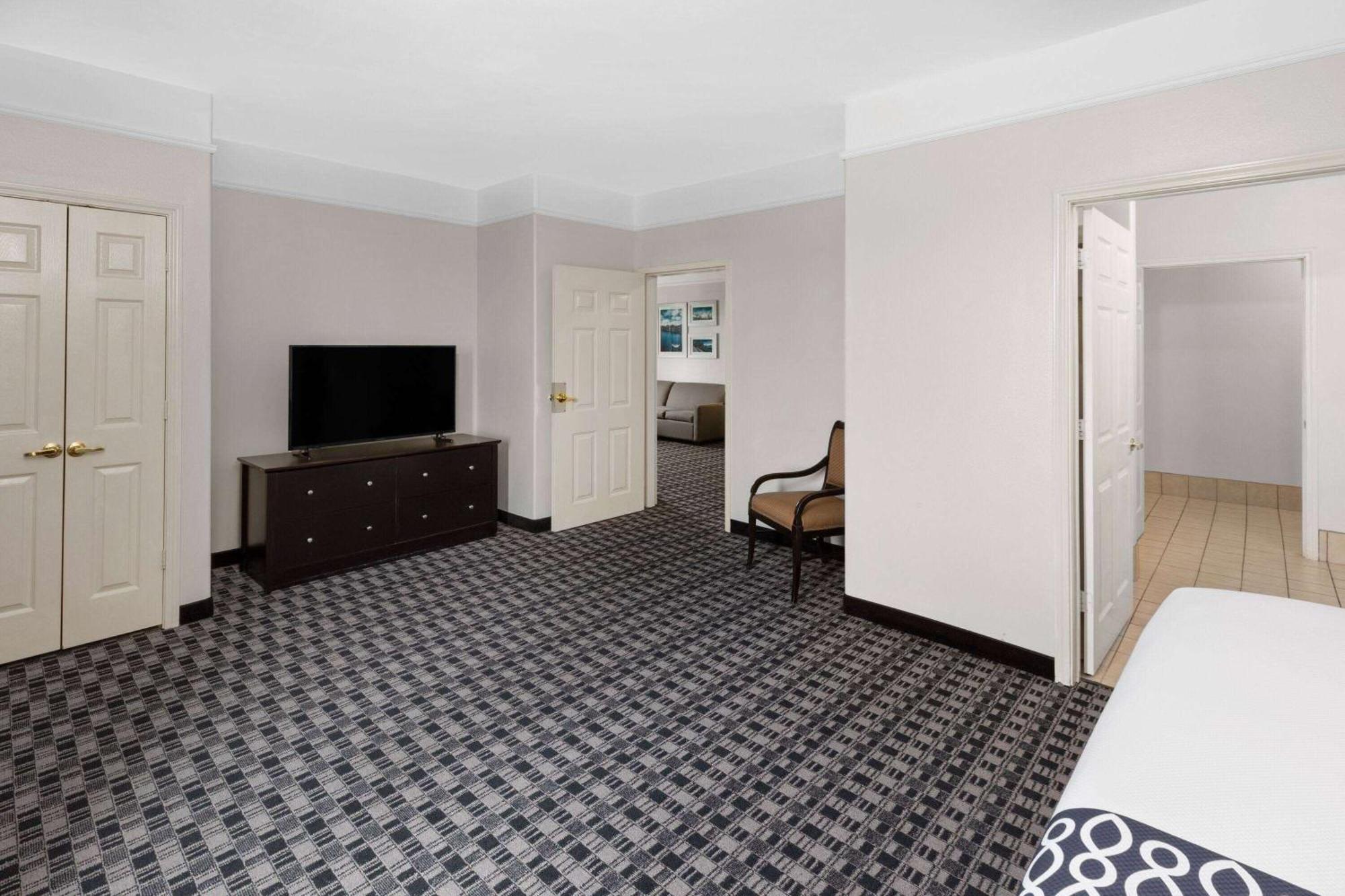 La Quinta By Wyndham Deer Park Hotel Exterior photo