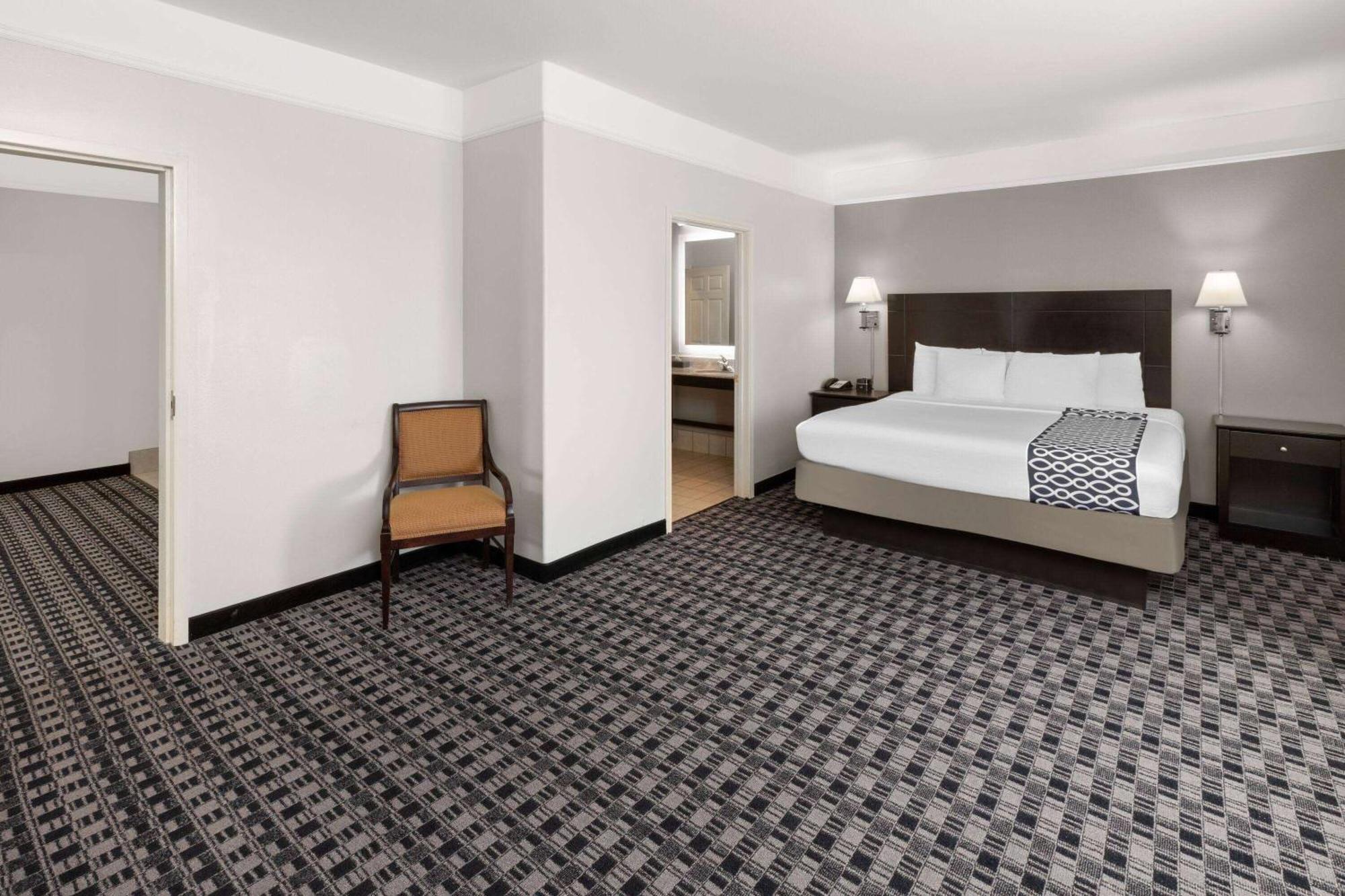 La Quinta By Wyndham Deer Park Hotel Exterior photo