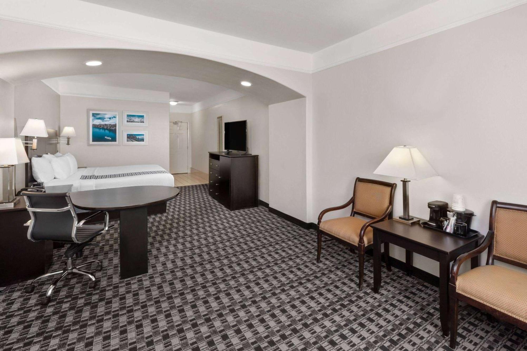 La Quinta By Wyndham Deer Park Hotel Exterior photo