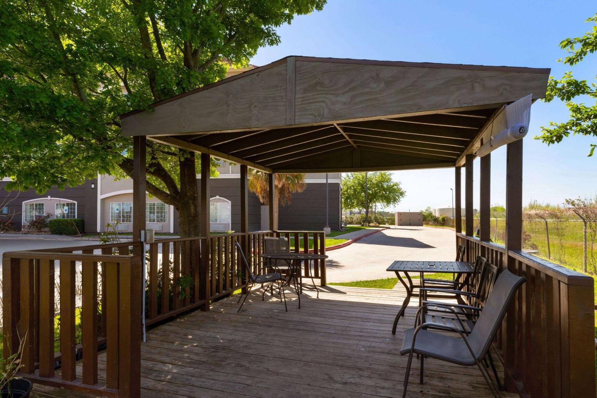 La Quinta By Wyndham Deer Park Hotel Exterior photo